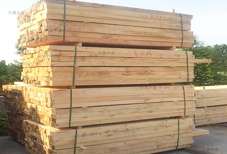 建筑木方在工地中使用